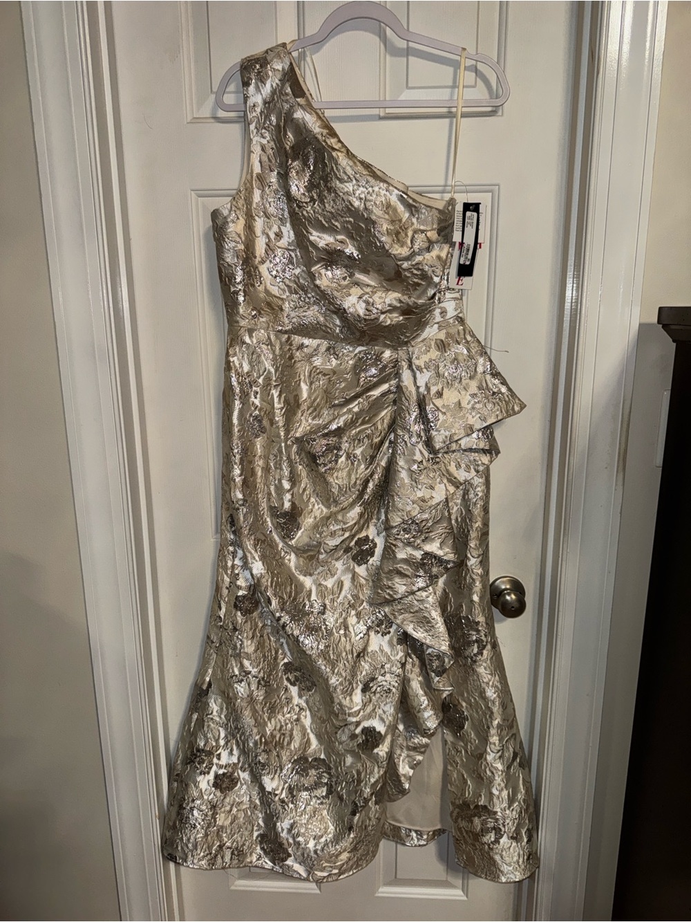 Xscape One-Shoulder Metallic Floral Evening Gown Champagne Gold. Size 14P. NWT - Picture 12 of 15